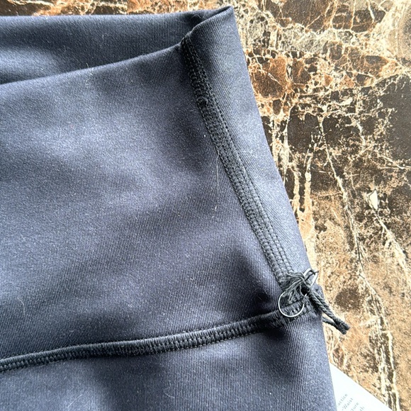 ALO yoga black biker shorts NWT - Picture 16 of 17